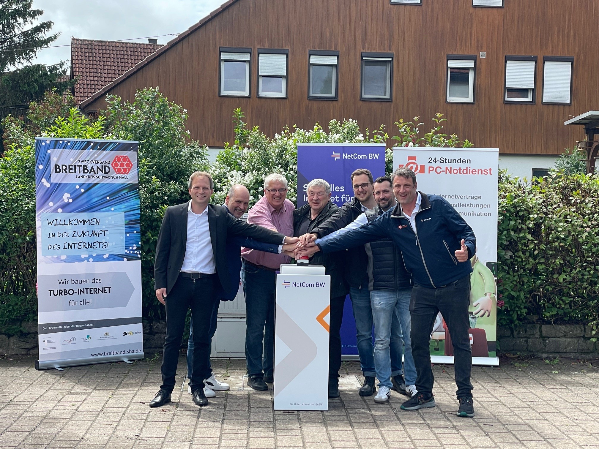 Drückten am 06. Juni gemeinsam den Startknopf für die Inbetriebnahme des Glasfasernetzes: (von links nach rechts) Philipp Schaffert (Kundenbetreuer NetCom BW), Heinz Kastenholz (Geschäftsführer Zweckverband Breitband), Gerhard Fischer (stellv. Bürgermeister Gem. Wolpertshausen), Jürgen Silberzahn (Bürgermeister Gemeinde Wolpertshausen), Florian Bauer (Geschäftsführer Fa. Walter Bauer), Andreas Taphorn (Bauleitung T3 Deutscher Bauservice) und Armin Schmitt (Vertriebspartner der NetCom BW).